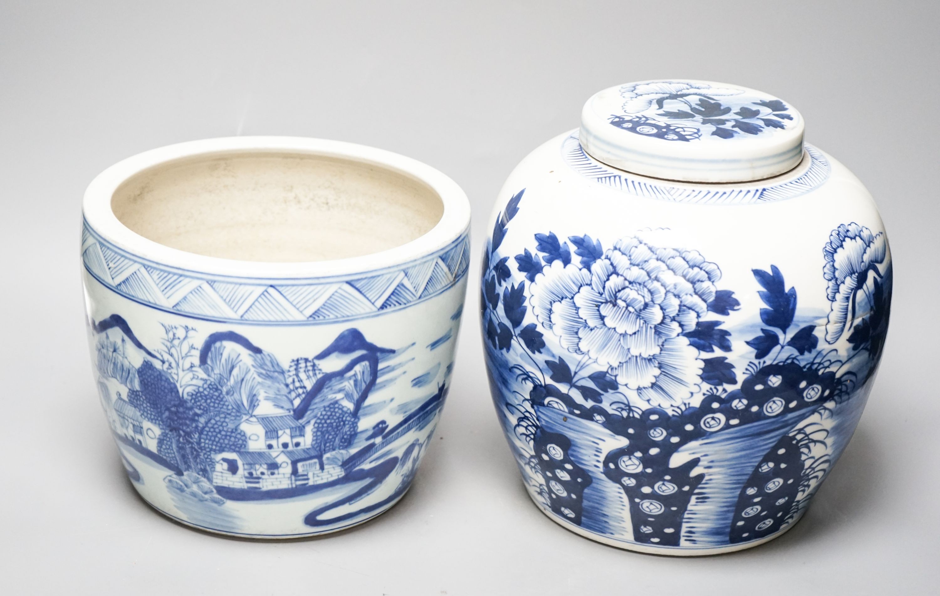 A Chinese blue and white jar and cover and a similar jardiniere, 23cm